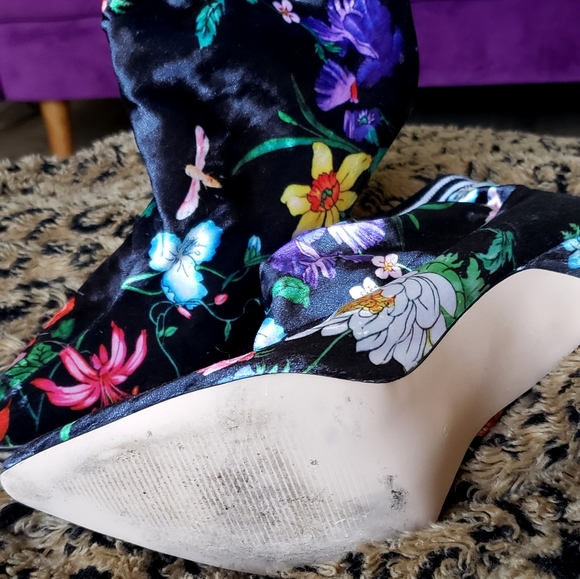 Floral velvet material booties with elasticized ankles size 9 - Picture 2 of 3